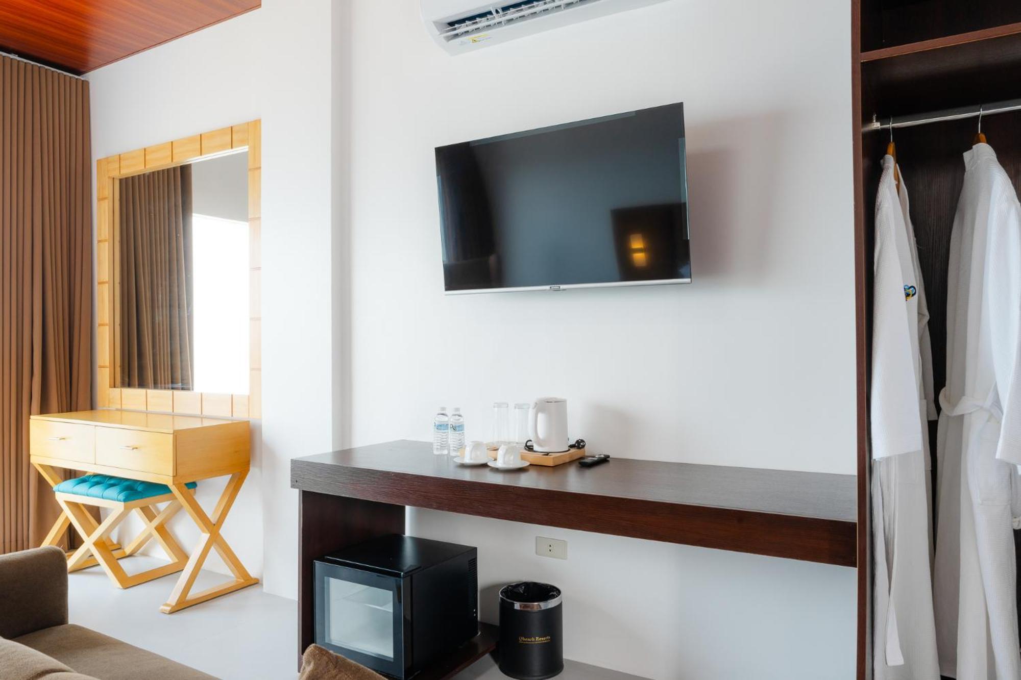 Q Beach Resort Cabangan Номер фото